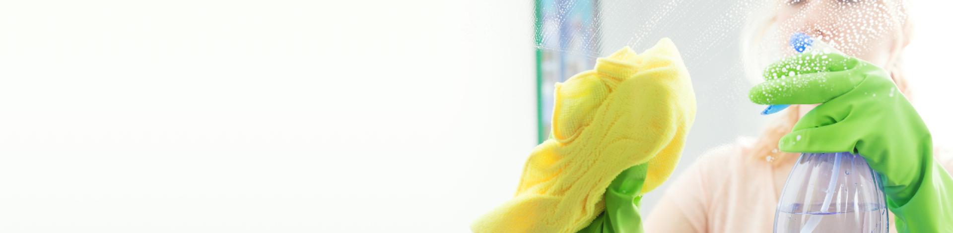 Photo d'une personne lavant une vitre